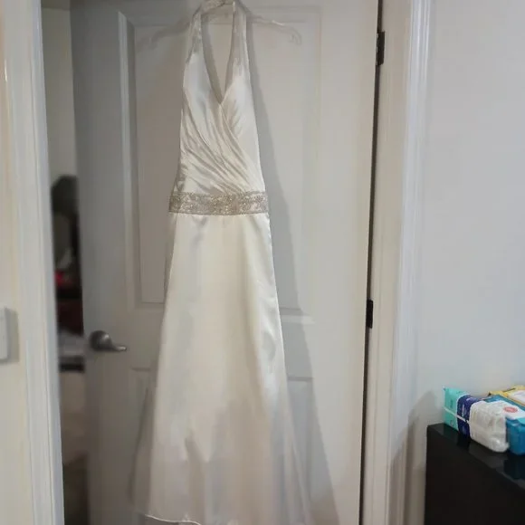 Gorgeous beautiful shape used Galina Signature Wedding gown Ivory, halter Size 6 - Picture 1 of 11